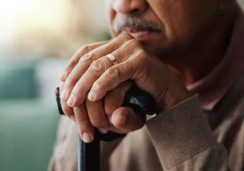 Milionar de 102 ani, răpit din fața spitalului de rudele care au aflat că vrea să-i lase averea îngrijitoarei sale de 68 de ani, cu care s-a căsătorit