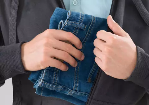 Doi români au crezut că au furat haine de 1.000 de euro dintr-un magazin John Lewis, însă la Poliție au aflat că hainele valorau peste 11.000 de euro