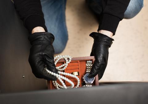 Cuplu de români jefuit în propria casă de un alt român, în Austria: l-au găzduit, dar le-a furat banii și bijuteriile