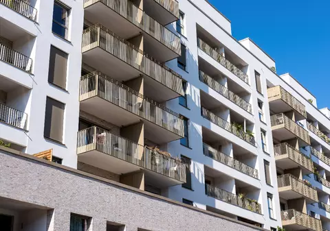 Un dezvoltator imobiliar își chinuie chiriașii care nu vor să se mute dintr-un bloc: fără căldură sau apă caldă la temperaturi sub 0 grade. „E inuman”