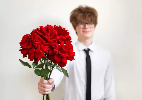 Florile, considerate cel mai sigur cadou, sunt cumpărate mai des de femei. 1 din 3 români spune că le oferă spontan, fără vreo ocazie specială