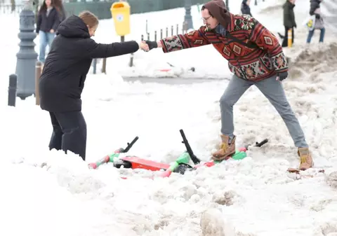 Operatorii de salubrizare, amendați cu 425.000 de lei după ce numeroase străzi din București au rămas pline de zăpadă