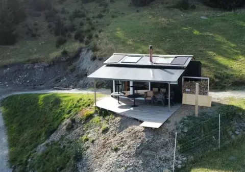 O cabană pe roți din munții din Elveția se vinde mai ieftin decât un teren în Poiana Brașov