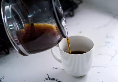 Până la ce oră poți consuma cofeină fără să-ți afecteze somnul