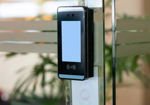 Client de 10 ani al unui magazin, umilit public după ce angajații care foloseau camere de recunoaștere facială l-au confundat cu un hoț