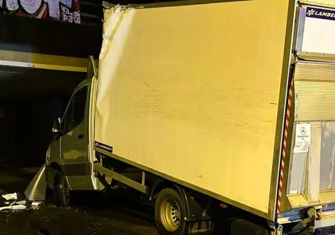 Camioanele lovesc în fiecare săptămână „podul blestemat” din Franța: „Nu verifică înălțimea și ajung ca sardinele”