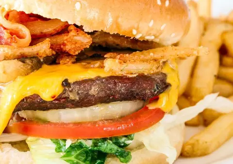 Felurile de mâncare pe care să nu le comanzi niciodată dintr-un restaurant: pot conține listeria, E. coli și salmonella