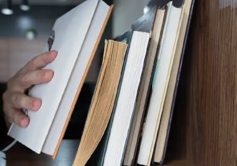 A răsfoit paginile unei cărți dintr-un magazin second-hand și a făcut o descoperire uimitoare: „Cadoul cuiva care nu l-a deschis niciodată”