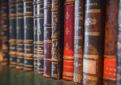 Cărți rare din secolele XVIII-XX, salvate prin congelare într-un abator din Cluj. Soluția inedită pentru salvarea patrimoniului