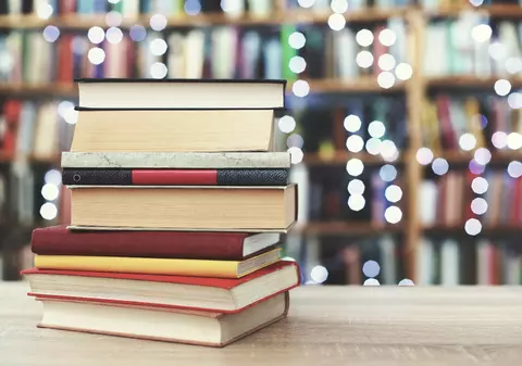 O autoare scrie 200 de cărți pe an cu AI și se laudă cu asta: „Dacă eu scriu o carte într-o zi și alții în 6 luni, cine câștigă?”