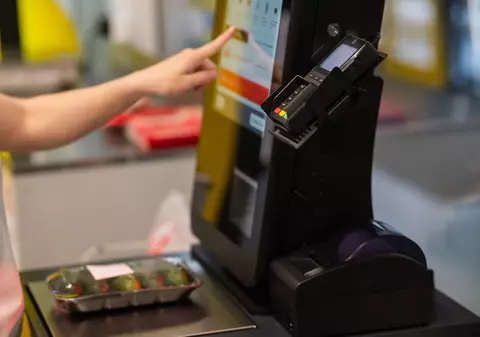 O directoare de școală a fost prinsă când fura 98 de articole dintr-un supermarket, la casele self-pay, în SUA