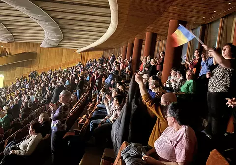 Cenaclul Flacăra: delir, dans, aplauze. Patrioți și suverani: „Ne vânează Liiceanu, Nicușor și Bolojan!” REPORTAJ