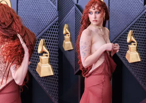 Artista care a apărut în sânii goi la Premiile Grammy 2026. A lăsat totul la vedere pe covorul roșu