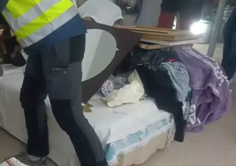 Ținuți în condiții mizere, păziți nonstop și trimiși la muncă până la epuizare. Coșmarul românilor exploatați de alți români, în Spania | VIDEO