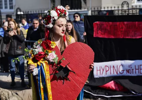 Patru ani de război în Ucraina, comemorați la București printr-o manifestație pașnică: „Pacea nu a venit”