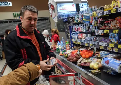 Consumul a scăzut brusc în 2025 și în ianuarie 2026: la ce renunță românii din cauza inflației