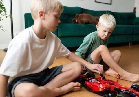 Weekend fără ecrane: 8 activități creative pentru timp de calitate cu copilul tău