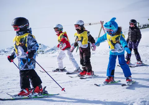 Luni, elevii intră în vacanța de schi. Un părinte explică de ce și-a trimis copiii în tabără și cât l-a costat distracția. „Dai un ban, dar stai în față”