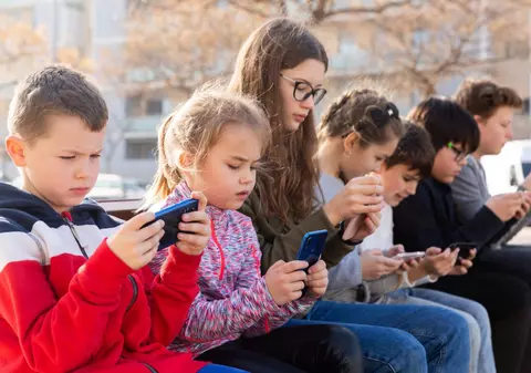 Organizația Salvaţi Copiii, mesaj adresat Guvernului Bolojan: „Avem nevoie de o lege care să interzică accesul sub 13 ani la reţelele sociale”