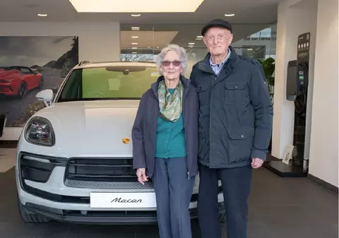 Un cuplu de 90 de ani a cumpărat un Porsche pentru a sărbători cea de-a 70-a aniversare a nunții: „Am avut întotdeauna o fire aventuroasă”