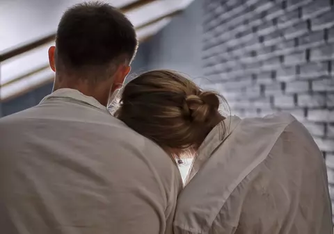 Doi soți căsătoriți de 19 ani au descoperit că sunt frați după ce și-au căutat mamele biologice