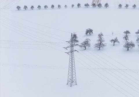 Zăpada și viscolul au lăsat sute de mii de români fără curent: 10 județe au avarii la rețeaua electrică și nu se știe când vor fi reparate