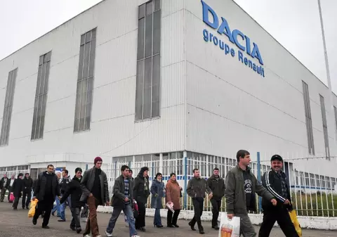 Val de concedieri la uzina Dacia, cu bonusuri de până la 50.000 de euro pentru cei care pleacă. Cât primește fiecare, în funcție de vechime