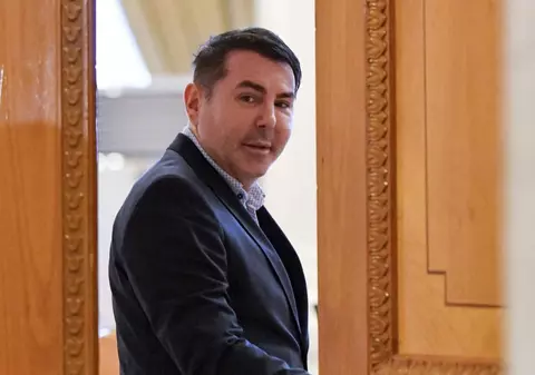 Gheorghe Stan, judecător CCR, a venit din concediu ca să aprobe trimiterea legii pensiilor speciale la CJUE, cerută de Lia Savonea