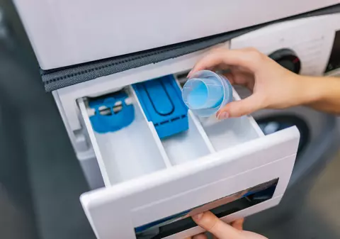 Folosim prea mult detergent de rufe și nici programele de spălat nu sunt corecte: ce spun experții