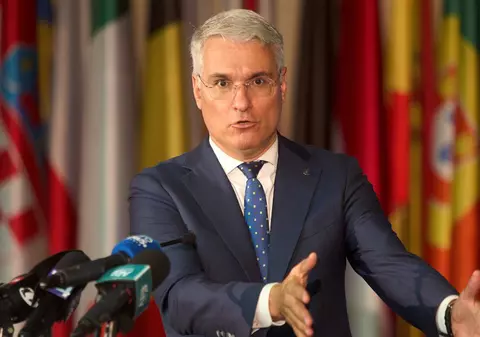 Dragoș Pîslaru spune că Celine Gauer, șefa PNRR, decide la București soarta celor 231 de milioane de euro blocate din cauza pensiilor speciale