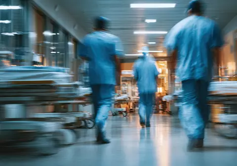 O femeie a rămas fără mâini și fără picioare după ce a mâncat un pește care nu era gătit suficient: „Se putea întâmpla oricui”