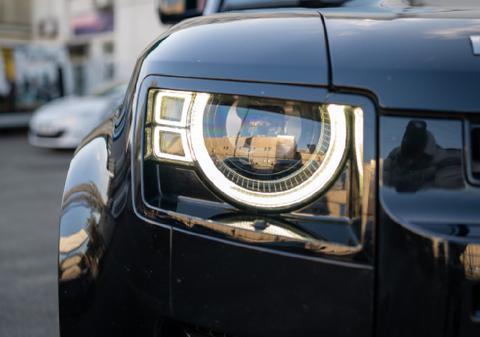 Un șofer de 81 de ani a plătit 3.000 de euro pentru a înlocui un bec ars de la farul mașinii sale