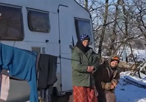 O mamă și fiica ei stau de 10 ani într‑o rulotă fără căldură: cum reușesc să facă față gerului extrem