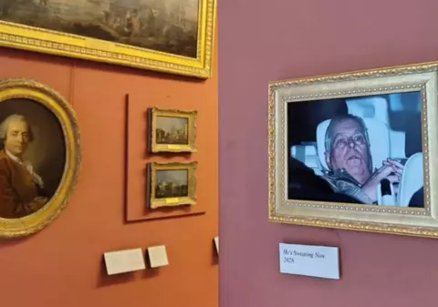 Fotografia arestării prințului Andrew, lipită pe peretele Luvrului. Activiștii: „Așa își va aminti lumea de el”