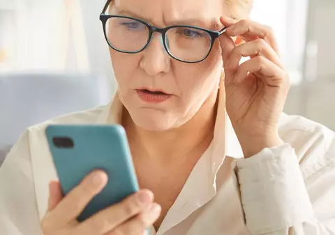 Greșeala banală de pe Facebook care te poate lăsa fără bani. Cum folosesc hoții vocea ta, creată cu AI, ca să-ți păcălească părinții