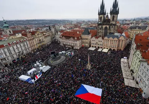 90.000 de oameni au ieșit în stradă la Praga să-l susțină pe președintele Petr Pavel și împotriva guvernului de dreapta