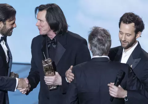 Jim Carrey, de nerecunoscut în Franța: „Toți spun că e clonă! I-au făcut ceva sau nu e el”. Apariție rară alături de iubită