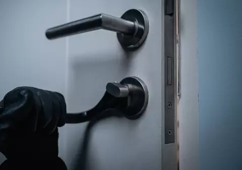 Obiceiul frecvent care poate atrage hoții și vă pune casa în pericol când plecați în vacanță