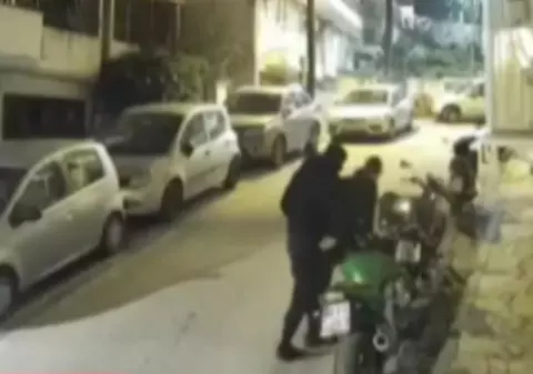 Discuție halucinantă între o femeie și doi hoți care furau o motocicletă: „Totul e în regulă, mătușă! Pa, pupici!”