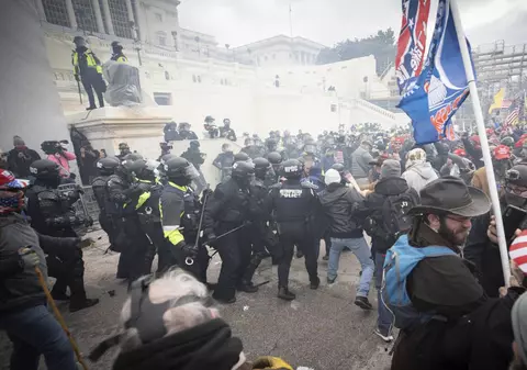 Un bărbat grațiat de Donald Trump după atacul asupra Capitoliului, găsit vinovat de abuzuri asupra copiilor: „Riscă închisoarea pe viață”