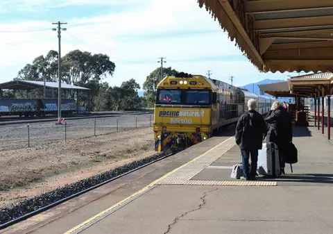 Un mecanic de locomotivă a fost filmat de două ori făcând același gest pe peronul gării și a fost imediat concediat