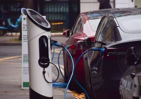 Șoferii pot câștiga bani frumoși dacă își încarcă mașinile acasă, în Marea Britanie