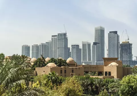 Elevi din Vrancea rămași blocați în Dubai după închiderea spațiului aerian din Emiratele Arabe Unite