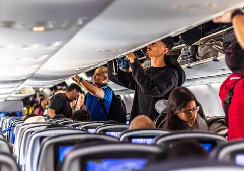 Greșeala pe care o fac mai toți pasagerii după îmbarcare, dezvăluită de o însoțitoare de bord