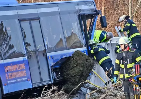 O fată de 13 ani a murit și 6 oameni au fost răniți după ce un autobuz a intrat în plină viteză în zidul unei case, în Munchen