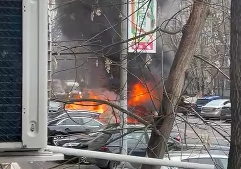 VIDEO Incendiu puternic în București: o persoană a murit și altă a fost rănită, după ce patru mașini au luat foc în Sectorul 6