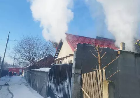 Incendiu puternic la o casă din Constanța: șase persoane, printre care trei copii, au fost evacuate. O femeie a fost dusă la spital