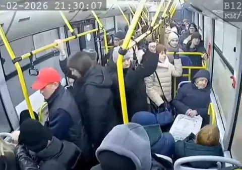 Un indicator rutier a zburat prin geamul unui autobuz plin cu pasageri și a rănit o elevă, în Rusia. Momentul a fost filmat