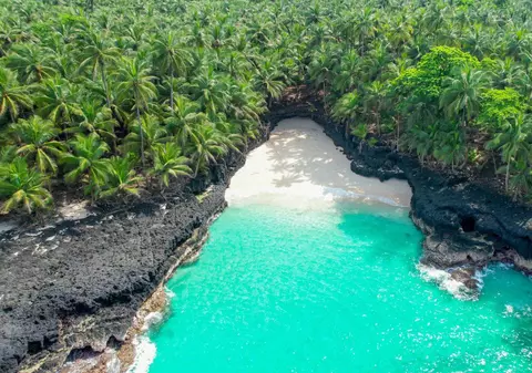 Un miliardar sud-african îi plătește cu 1.000 de dolari pe locuitorii din insula pe care și-a construit mai multe resorturi de lux