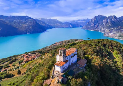 Insula mică din Italia unde mașinile sunt complet interzise: turiștii se plimbă doar pe jos printre case de pescari și plaje pustii